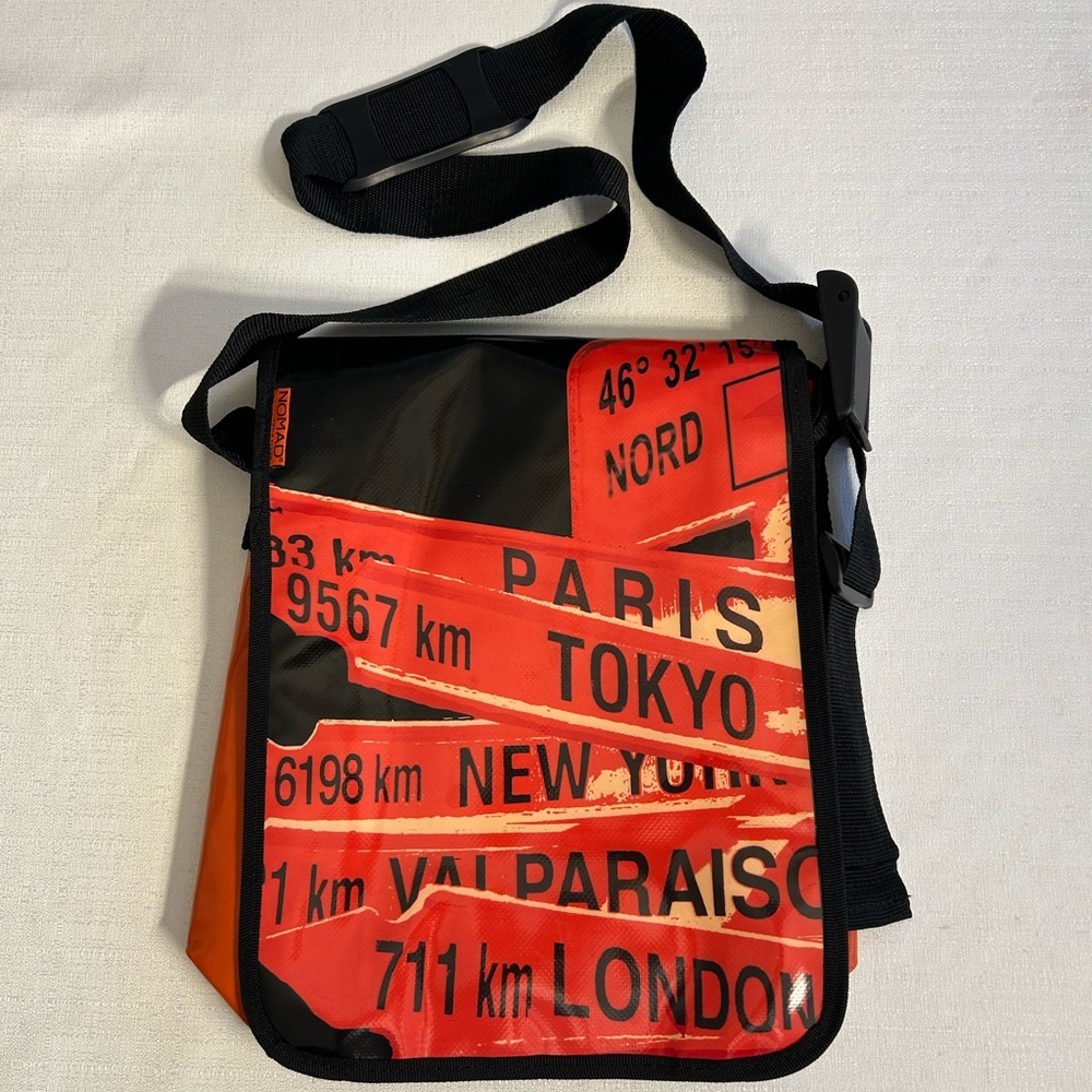 NOMAD World Design Laptop Messenger Bag